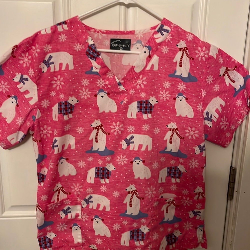 Women’s Butter-soft Scrub Top Size Medium